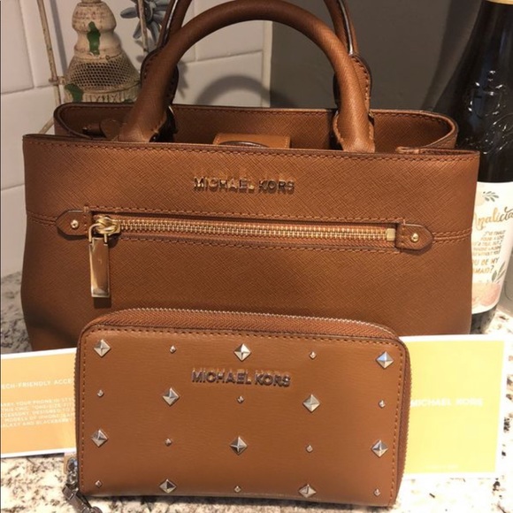 Michael Kors purse with matching wallet $225 - Picture 1 of 2